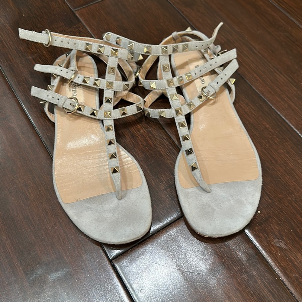 VALENTINO
Rockstud flat leather sandals
(1208895)
Size: 38 EU/IT
Colour: Grey